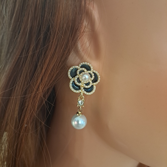 Black flower with pearl like dangling earrings - Picture 5 of 6